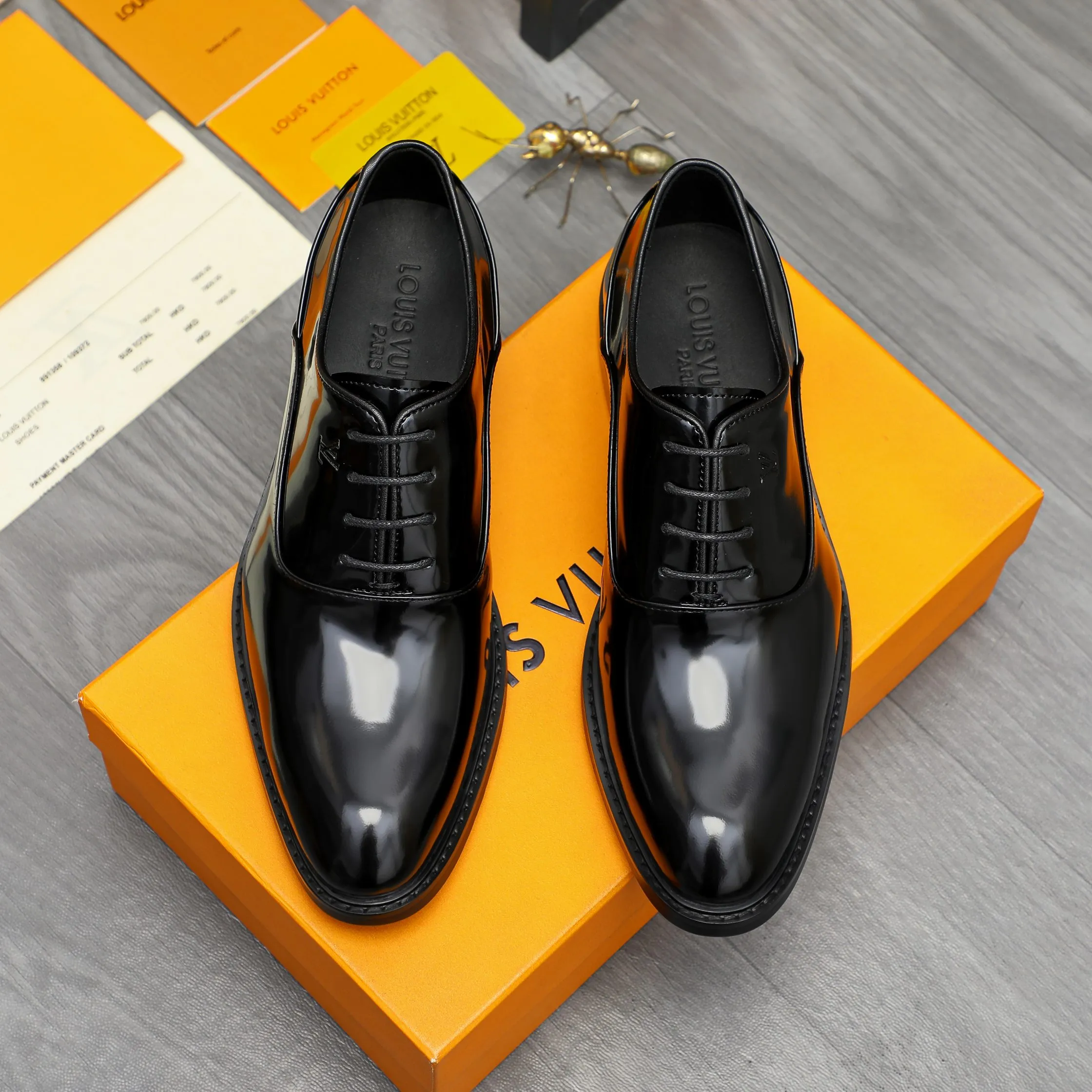Men's shoes 💰p460 Product trademark: LV (Louis Vuitton) business lace-up formal leather shoes Regular size: 39-44 (38.45 custom-made, non-returnable) Product materials: Selected high-quality pearlescent cowhide upper, cowhide lining, original rubber outsole